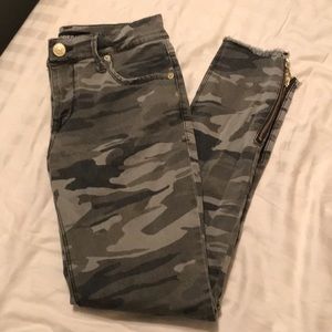 Express camo ankle zip up jegging EUC